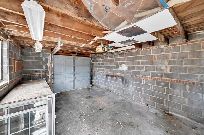 Building Photo - $2,440.95, 3 bed, 1 bath located in Denver with a newly renovated kitchen and In Unit Laundry!