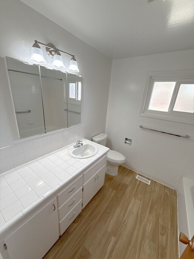 Building Photo - 3 Bedroom, 1.5 Bath House in Pacific Terrace neighborhood