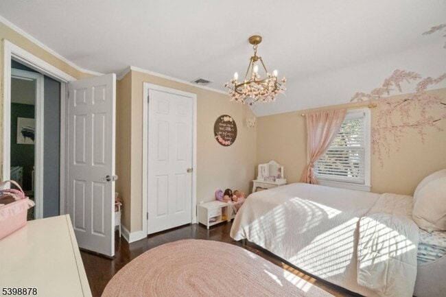 Building Photo - 24 E Harrison Pl