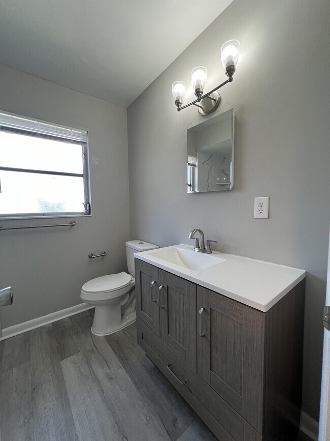 Building Photo - 1920 W Lakeview Blvd