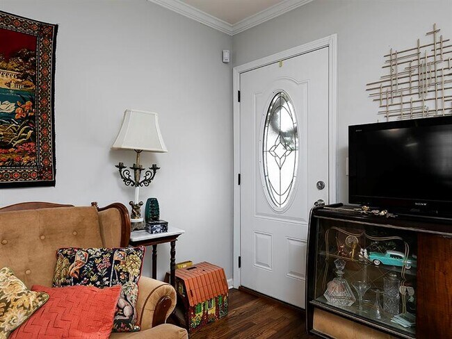 Building Photo - 574 Church St