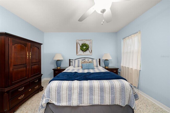 Building Photo - 2551 Lakeview Dr