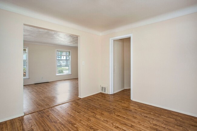 Building Photo - AVAILABLE MID-JULY!! 3 Bedroom, 1.5 Single...