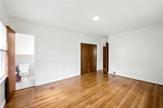 Building Photo - 2321 Tanglewood Rd