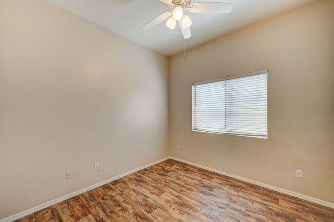 Building Photo - AVAILABLE NOW!!!!!