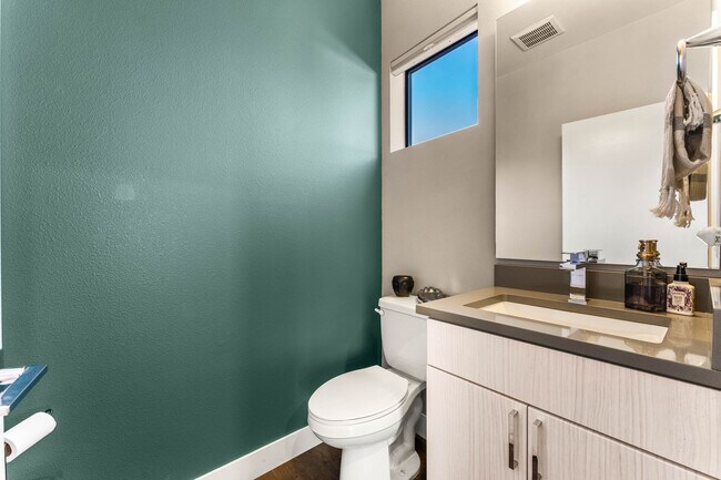 Building Photo - 1544 Utica St