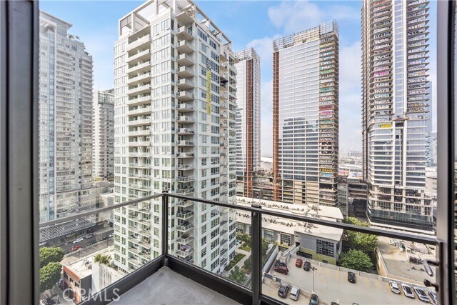 Building Photo - 1100 S Hope St