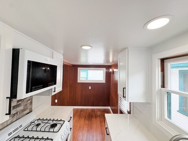 Building Photo - 2/Bed 1 Bath Beach Front Cottage