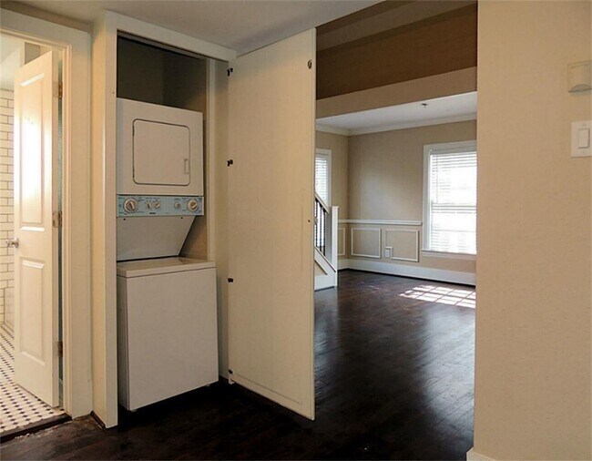 Building Photo - 2423 Woodhead St