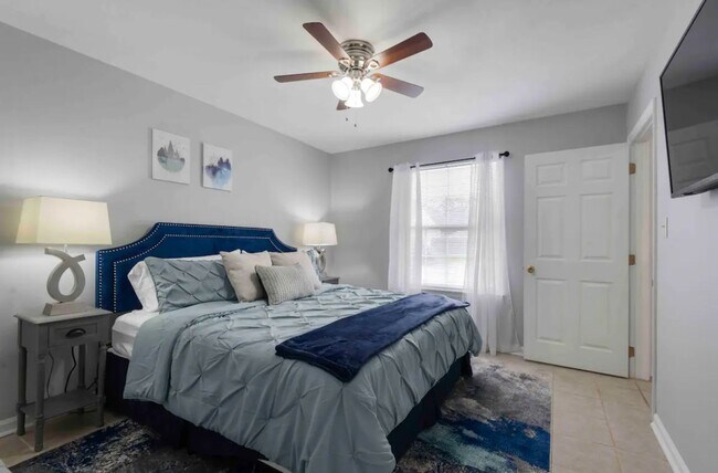 Building Photo - Renovated 2 bedroom Unit