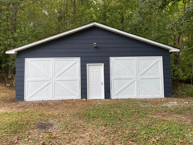 Building Photo - Ringgold 2 Bed 1 bath Screened in Porch, Oversized Workshop