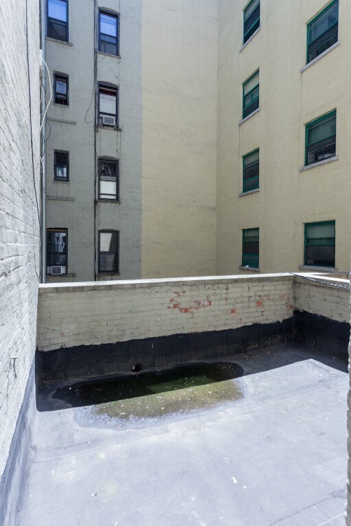 Building Photo - 326 E 100th St