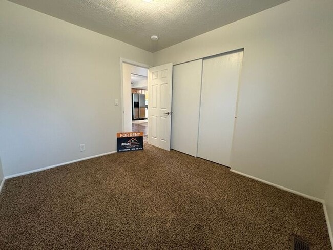 Building Photo - 3 bdrm 1 bath Home. Move in Ready!