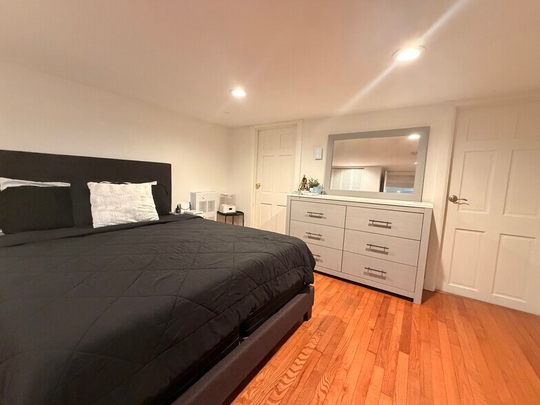 Building Photo - 532 East St