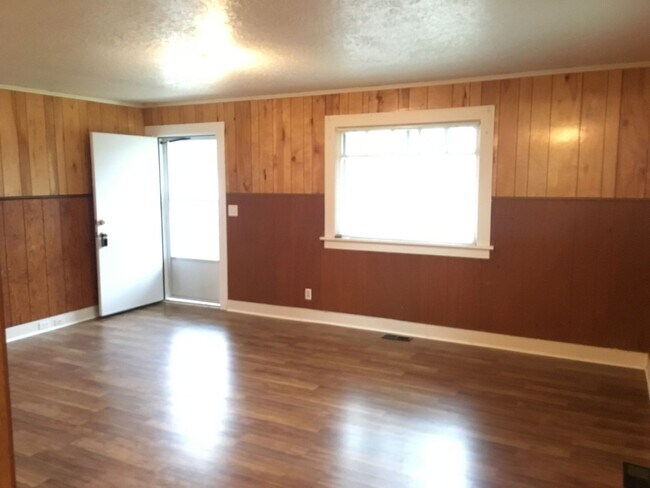 Building Photo - 2 bed, 1 bath Located in Sumner Neighborhood!!!