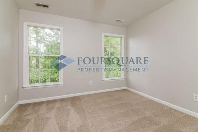 Building Photo - Spacious 4-Bed Home with Double-Height Cei...