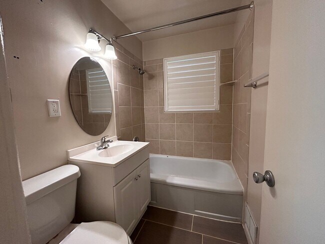 Building Photo - $0 DEPOSIT OPTION. CHARMING 2BED/1BATH DUPLEX NEAR SLOAN LAKE!!