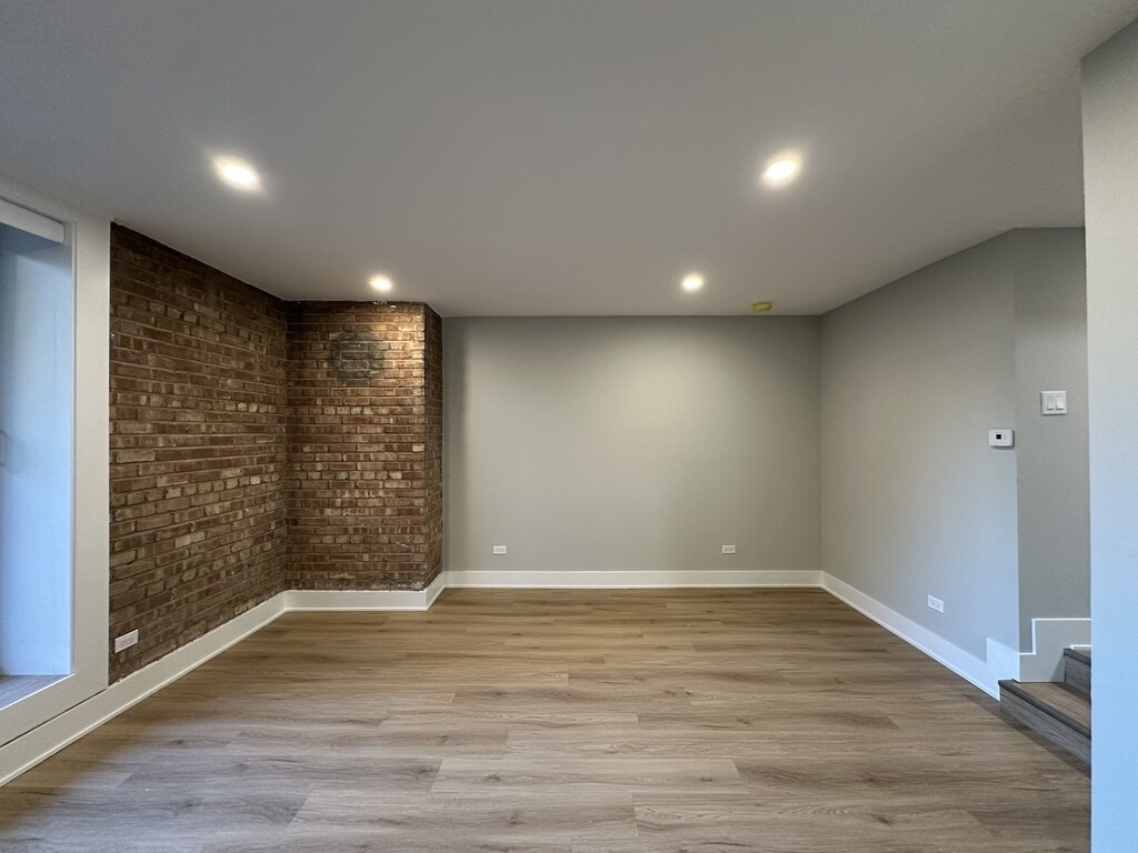 Building Photo - 1214 N La Salle Dr