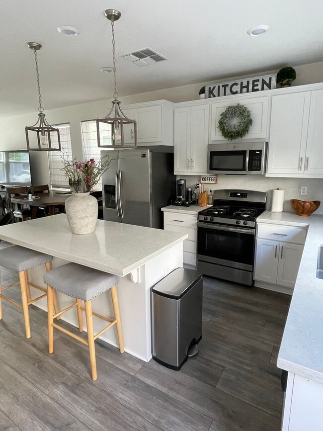 Building Photo - REDUCED! Beautiful 3 Bedroom 2.5 Bath Home...