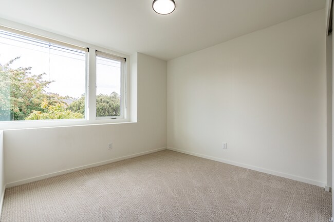 Building Photo - 8326 C 16TH AVE NW 98117
