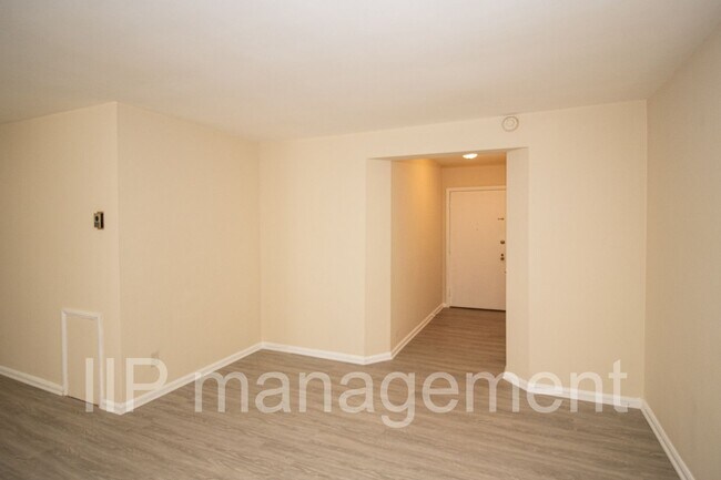 Building Photo - Spacious 2 BR 1BA Condo in South Euclid - ...
