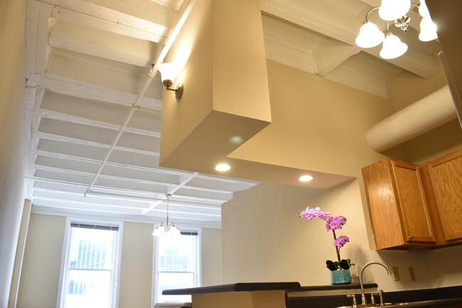 Kitchen and 10+ inches ceiling - 32 Peachtree St NW