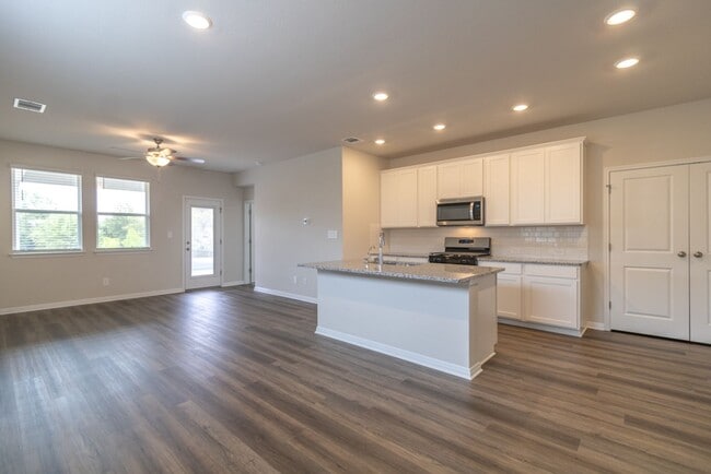 Building Photo - 544 View Dr