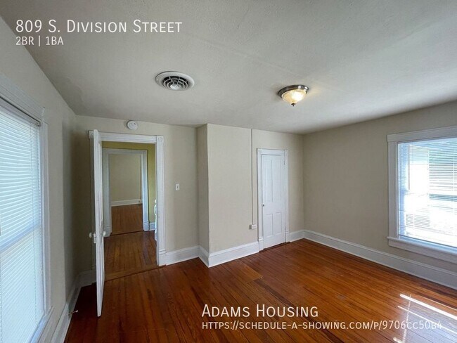 Building Photo - 809 S Division St