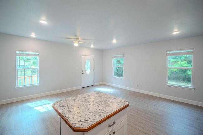 Building Photo - 11579 Persimmon St