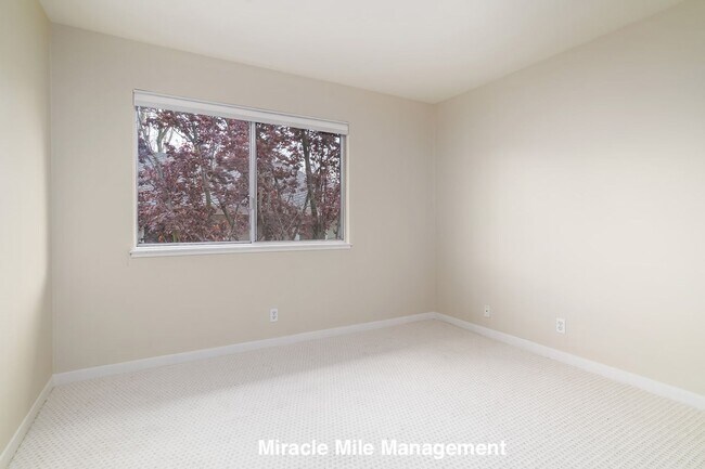 Building Photo - Beautiful and Modern Townhouse Style Condo...