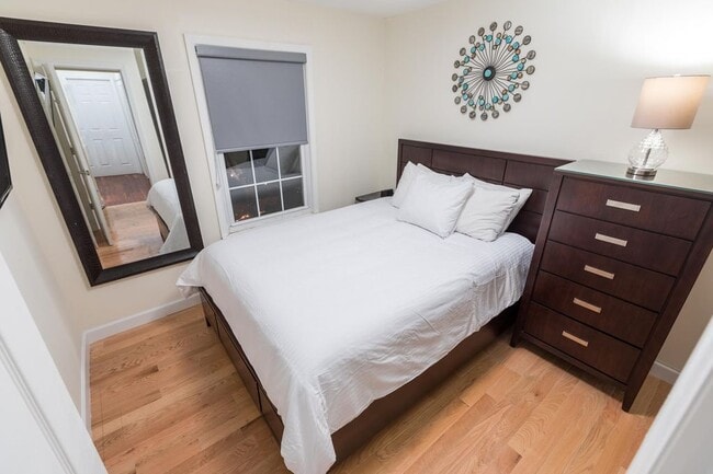 Building Photo - 366 Monmouth St