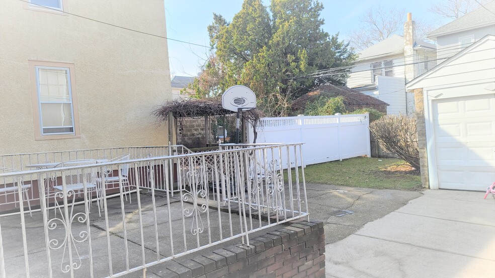 Spacious Back Yard - 1614 E 4th St