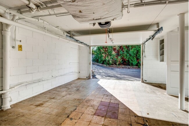 Building Photo - Spacious Green Hills Retreat | 3–4BR, 3BA ...