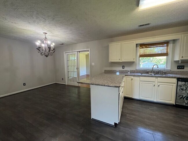 Building Photo - 4 bedroom 3 Bath Home