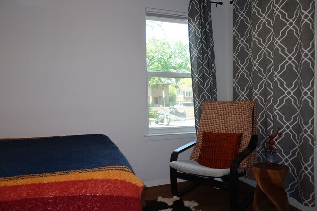 Building Photo - Hyde Park Country Condo - Furnished - 1BD/1BA - Covered Parking -Close to Everything