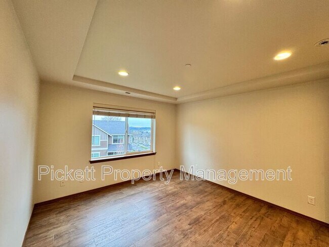 Building Photo - 2402 Seringa Ave