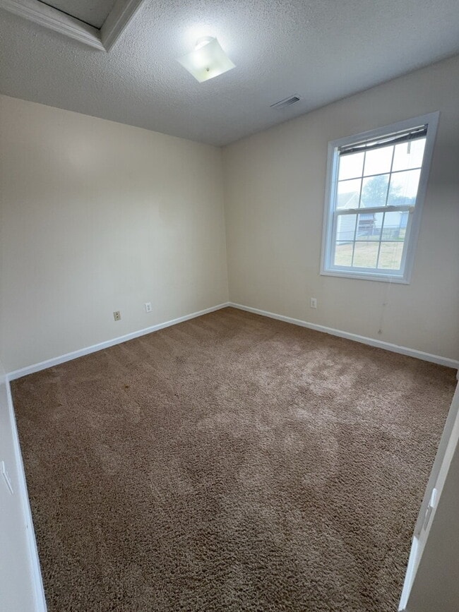 Building Photo - Stunning 3 Bedroom Home in Hubert-708 Covington Ct.