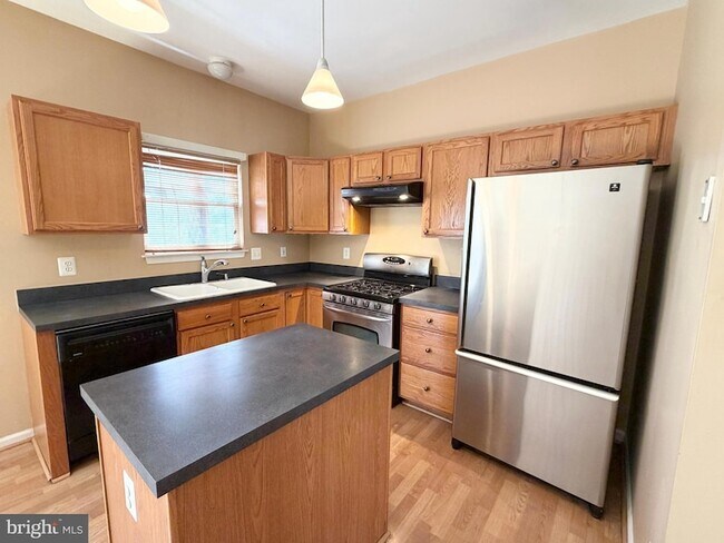 Building Photo - 565 Tuliptree Square NE