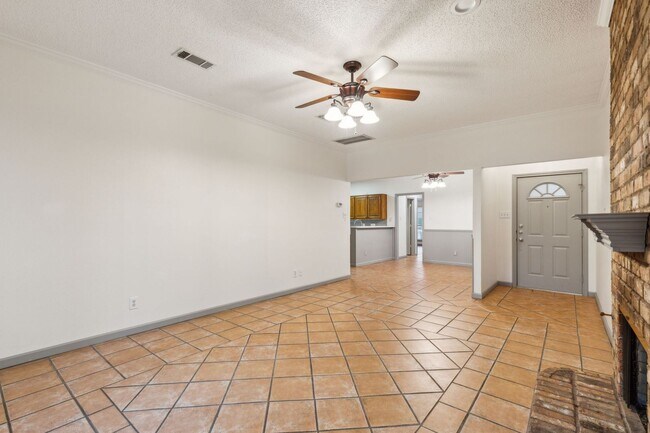 Building Photo - Amazing home - minutes from Grapevine Main...