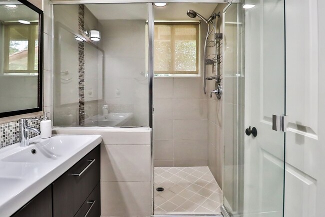 Building Photo - GORGEOUS REMODELED HOME WALKING DISTANCE T...
