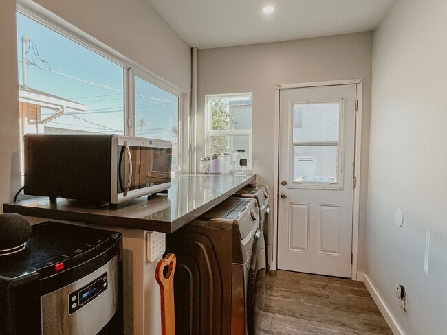 Building Photo - 6 Bedroom 4 Bath with Pool and yard space