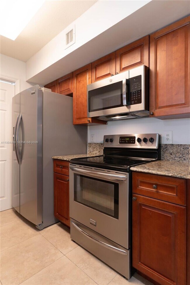 Building Photo - 875 Riverside Dr