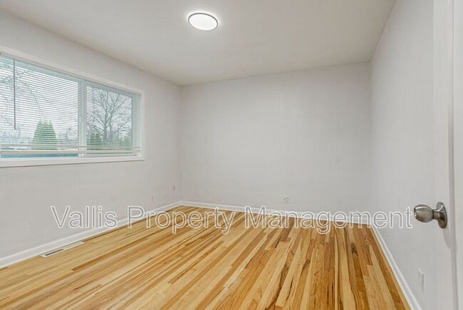 Building Photo - 389 Appleblossom Ave N