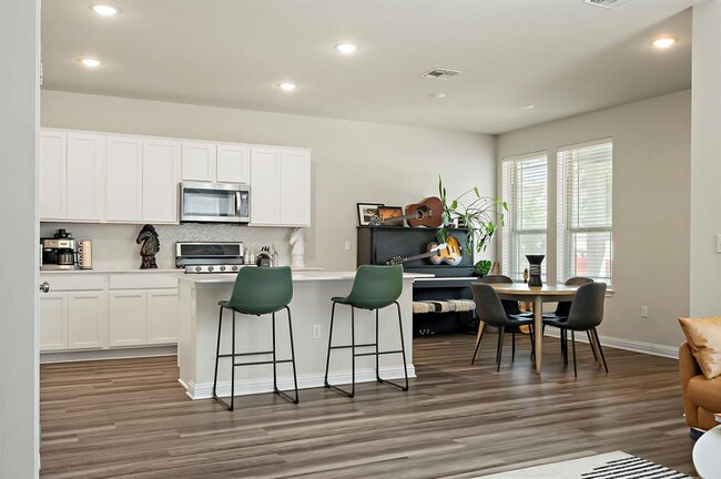 Building Photo - 8013 Lennon Dr