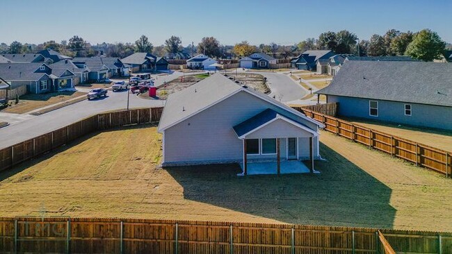 Building Photo - Move In Specials! Elevated Living in Owasso