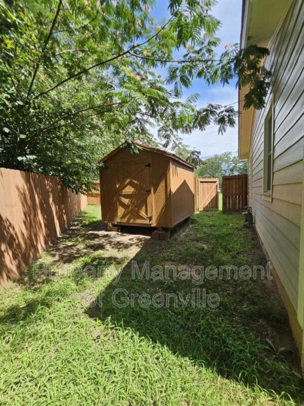 Building Photo - 2215 E Lee Rd