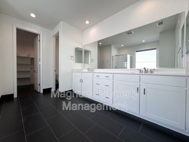 Building Photo - 25061 River Peak Dr