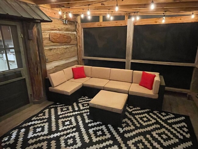 Building Photo - MOVE IN READY