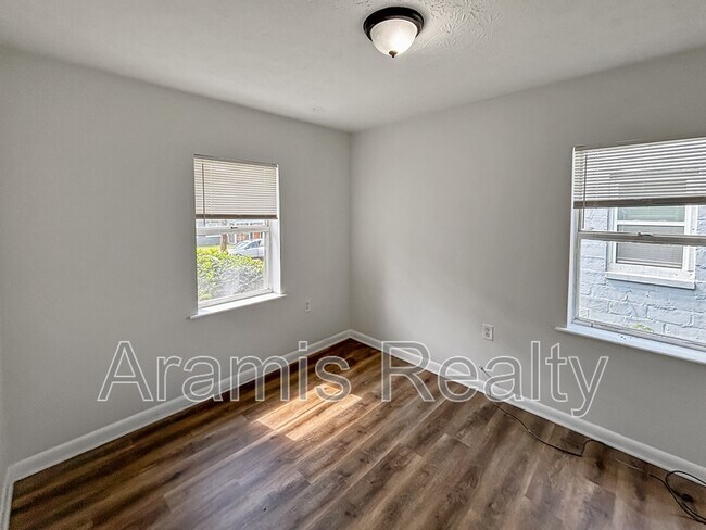 Building Photo - 246 Rosser St SW