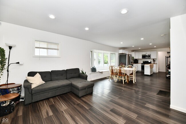 Building Photo - 1924 Mansfield St